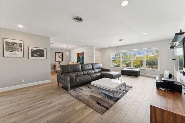 Dining room, Interior, Living room, Pendant Lights, Recessed Lighting, Wood Texture Flooring