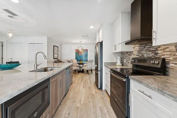 Chandelier, Dining room, Interior, Kitchen, Pendant Lights, Recessed Lighting, Stainless Steel Appliances, Wood Texture Flooring
