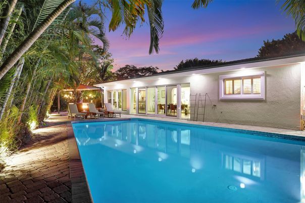 Exterior, Pool