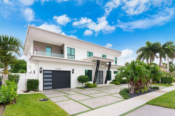 Attached, Exterior, Facade, Modern