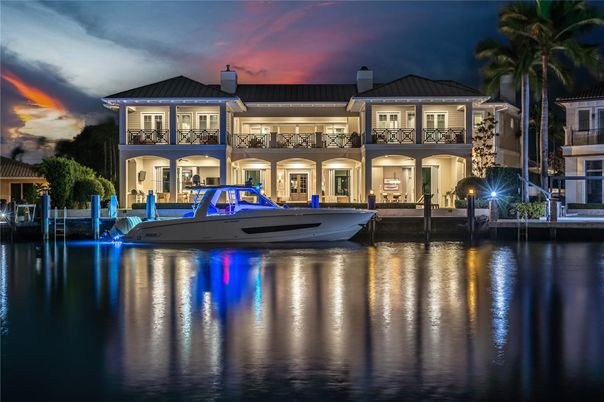 Exterior, Lake