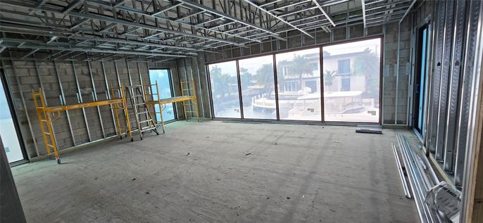 Empty room, Interior
