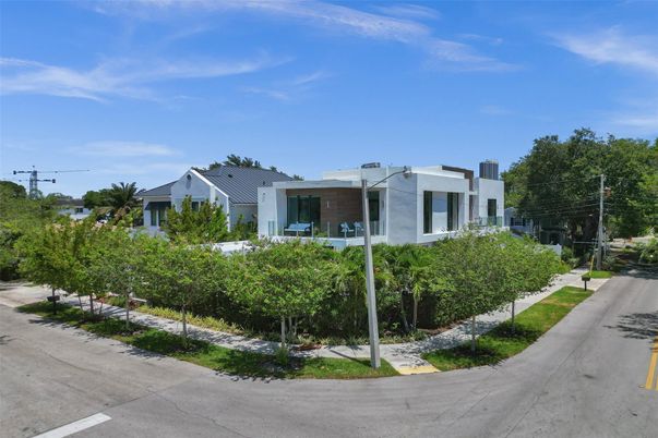 Exterior, Facade, Modern