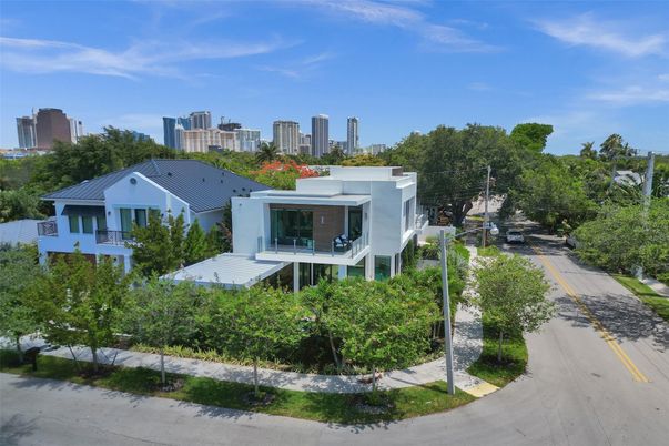 Exterior, Facade, Modern