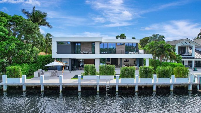 Exterior, Facade, Lake, Modern