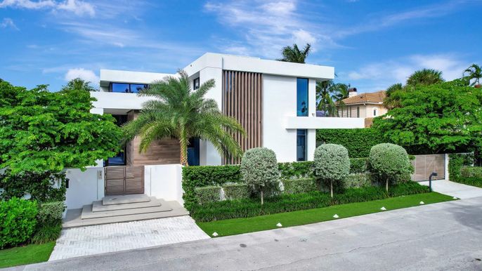 Exterior, Facade, Modern