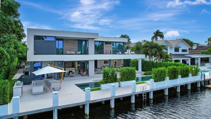 Exterior, Facade, Lake, Modern