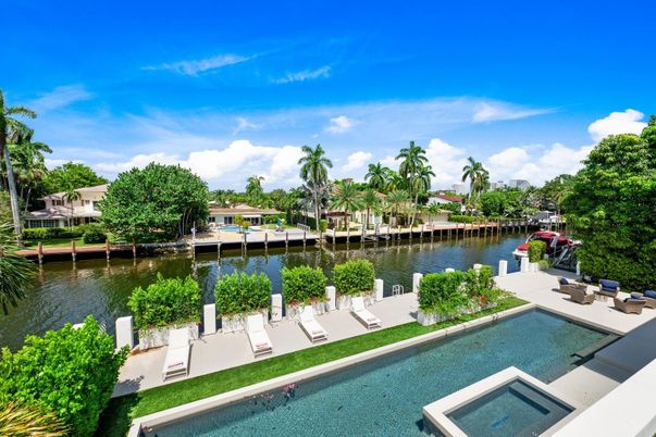 Exterior, Lake