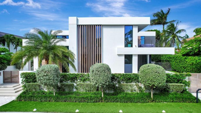 Exterior, Facade, Modern