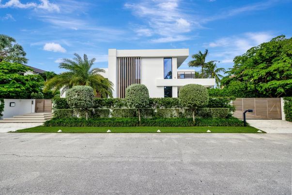 Backyard, Exterior, Facade, Modern