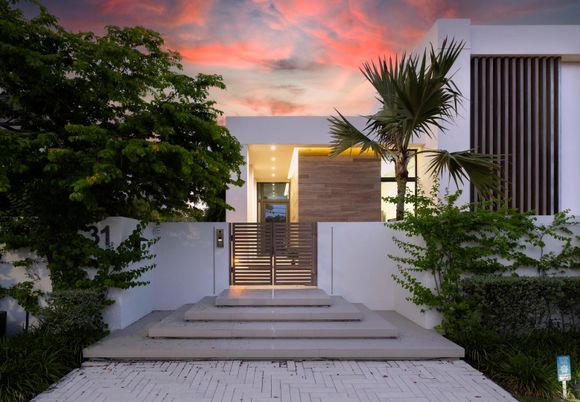 Exterior, Facade, Modern