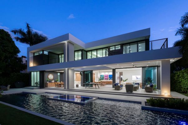 Exterior, Facade, Pool, Modern