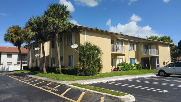 Exterior, Facade, Condo Building