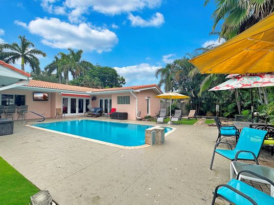 Exterior, Pool