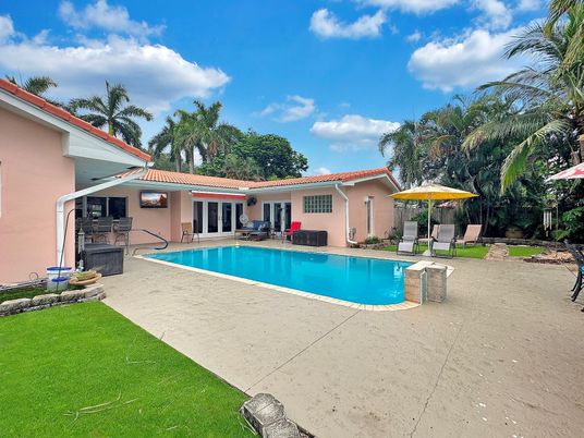 Exterior, Pool