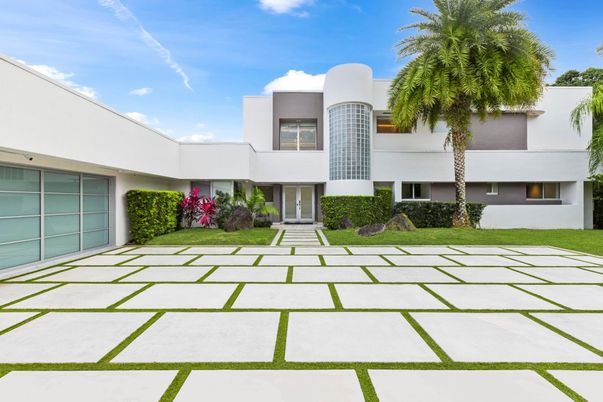 Attached, Backyard, Exterior, Facade, Modern