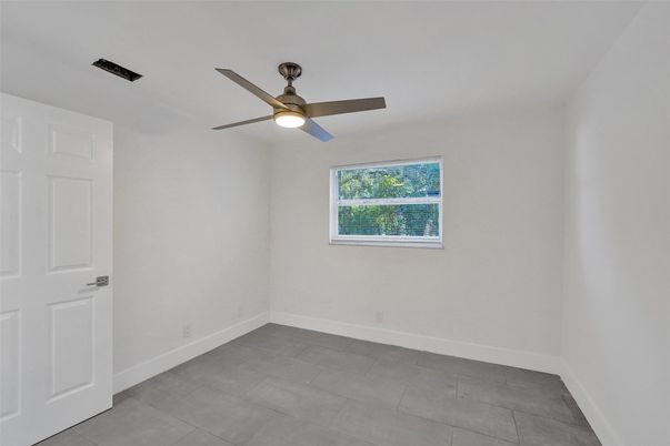 Empty room, Interior