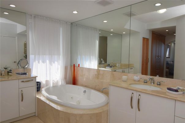 Bathroom, Dual Sink Vanities, Interior, Recessed Lighting