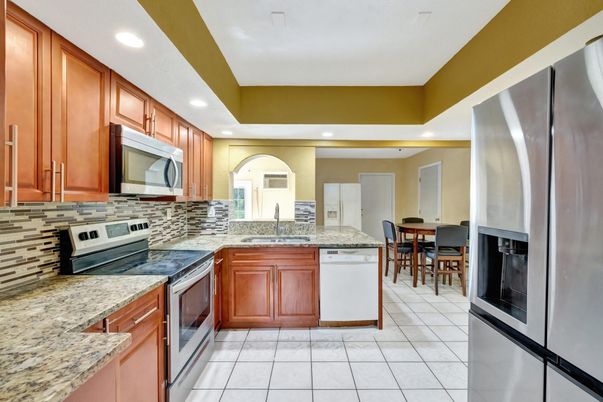 Dining room, Interior, Kitchen, Recessed Lighting, Stainless Steel Appliances
