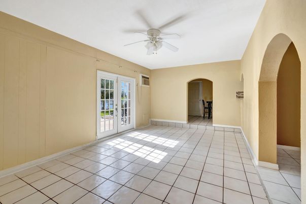 Empty room, Interior