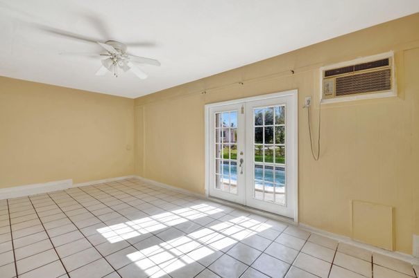 Empty room, Interior