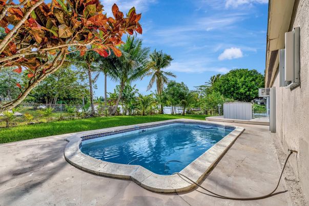 Exterior, Pool