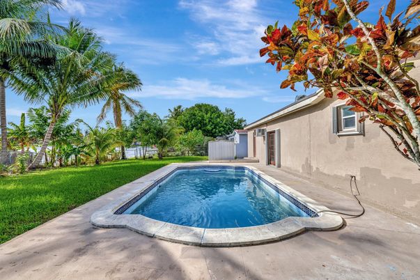 Exterior, Pool