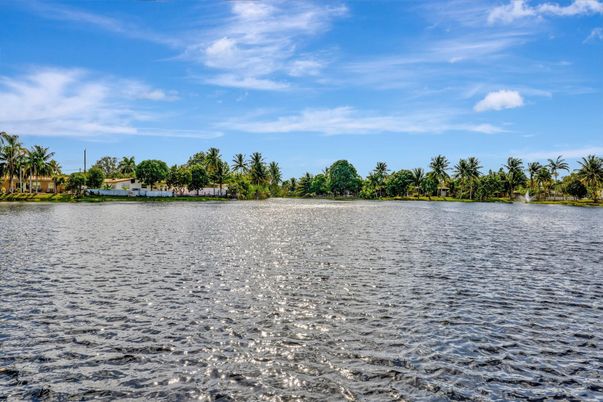 Exterior, Lake