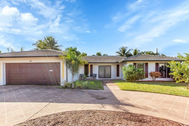 Attached, Exterior, Facade, Ranch