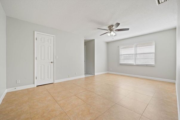 Empty room, Interior