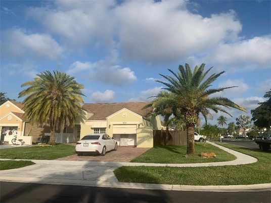 Attached, Exterior, Facade, Ranch