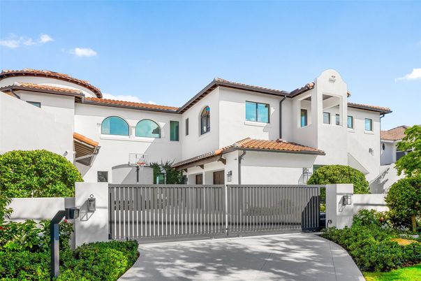 Exterior, Facade, Spanish Mediterranean
