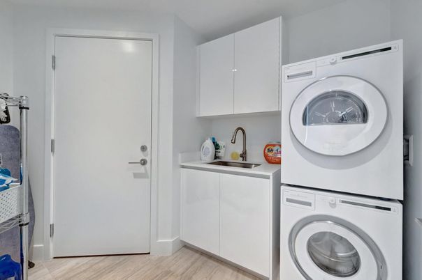 Interior, Utility Closets, Washer, Wood Texture Flooring