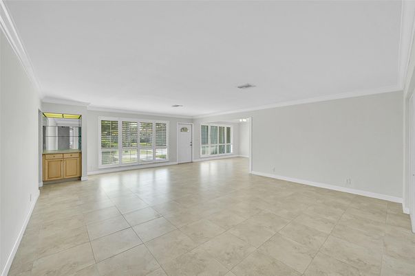Empty room, Interior