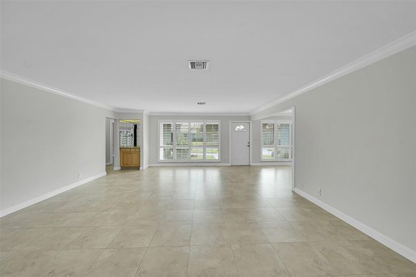 Empty room, Interior