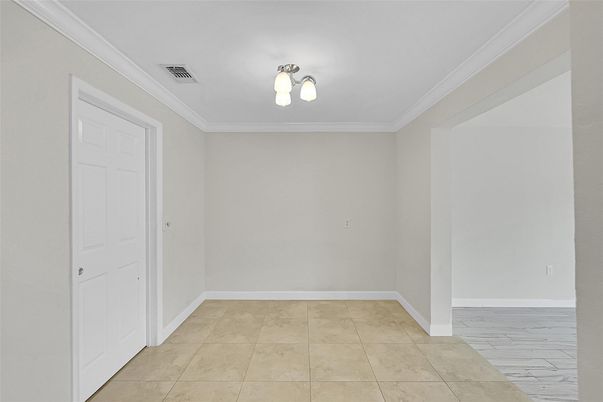 Empty room, Interior
