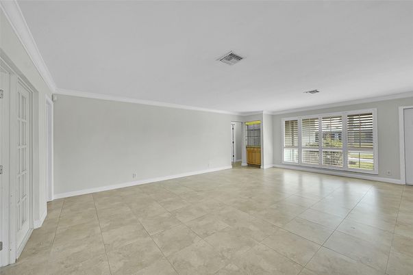 Empty room, Interior