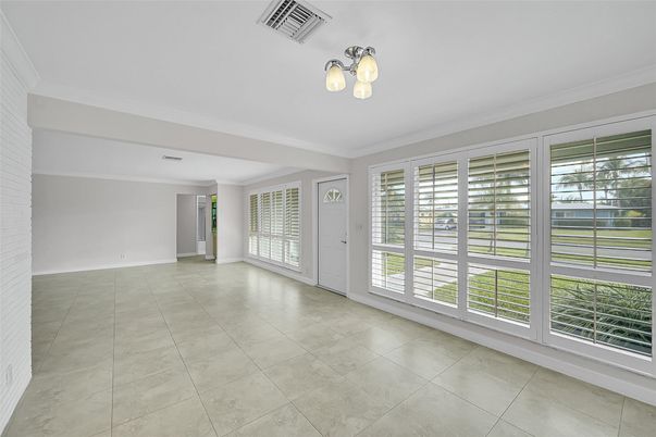 Empty room, Interior