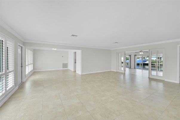 Empty room, Interior