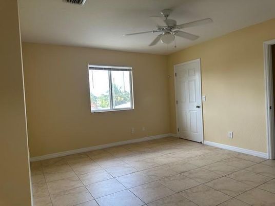 Empty room, Interior