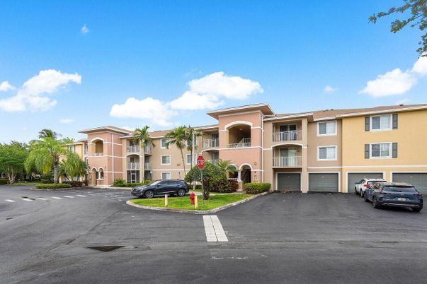 Attached, Exterior, Facade, Mediterranean