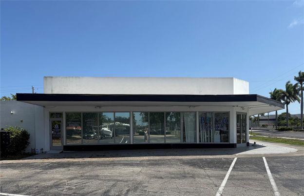 Exterior, Facade, Modern