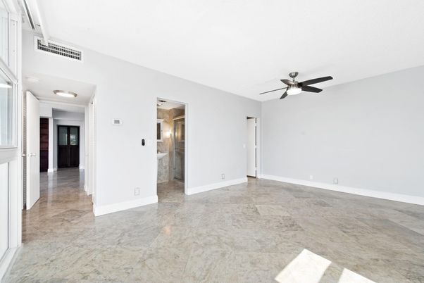 Empty room, Interior