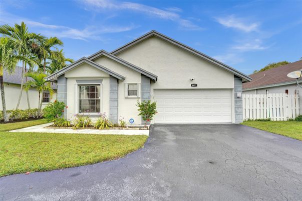 Attached, Exterior, Facade, Ranch