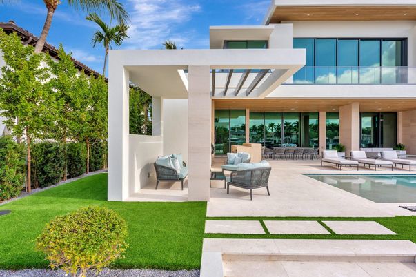 Backyard, Exterior, Facade, Pool, Modern