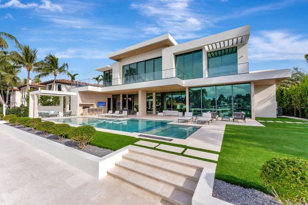 Backyard, Exterior, Facade, Pool, Modern