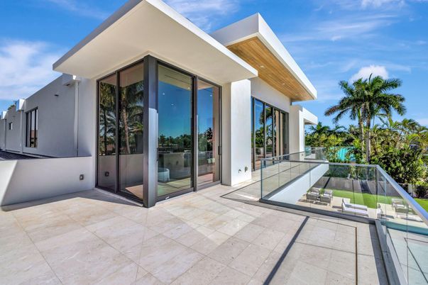 Exterior, Facade, Modern