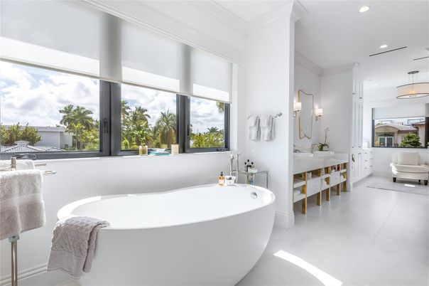 Bathroom, Free Standing Baths, Interior, Pendant Lights, Recessed Lighting