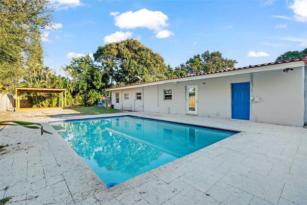 Exterior, Pool