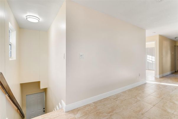 Empty room, Interior